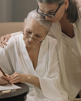 zwei Damen umarmen sich