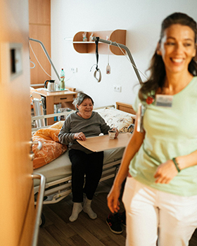 häusliche Pflegekraft umsorgt ältere pflegebedürftige Dame im eigenen zu Hause