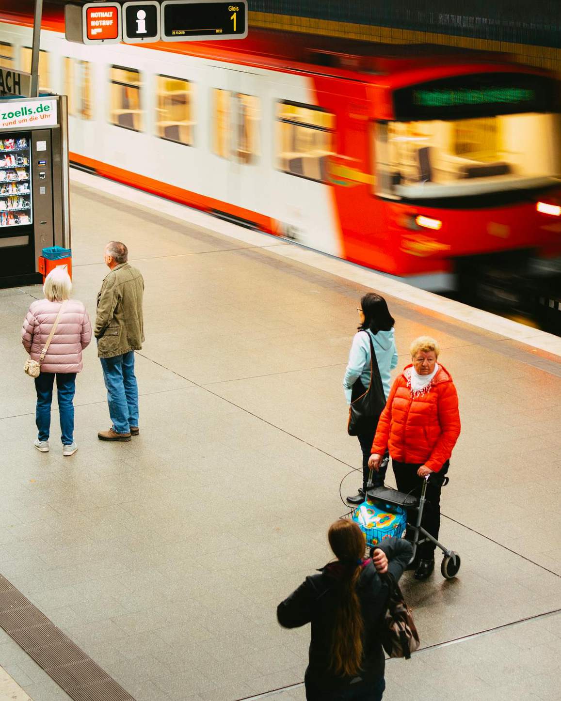 Passagiere auf dem Bahnsteig
