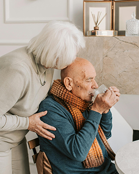 Älteres Paar am Esstisch